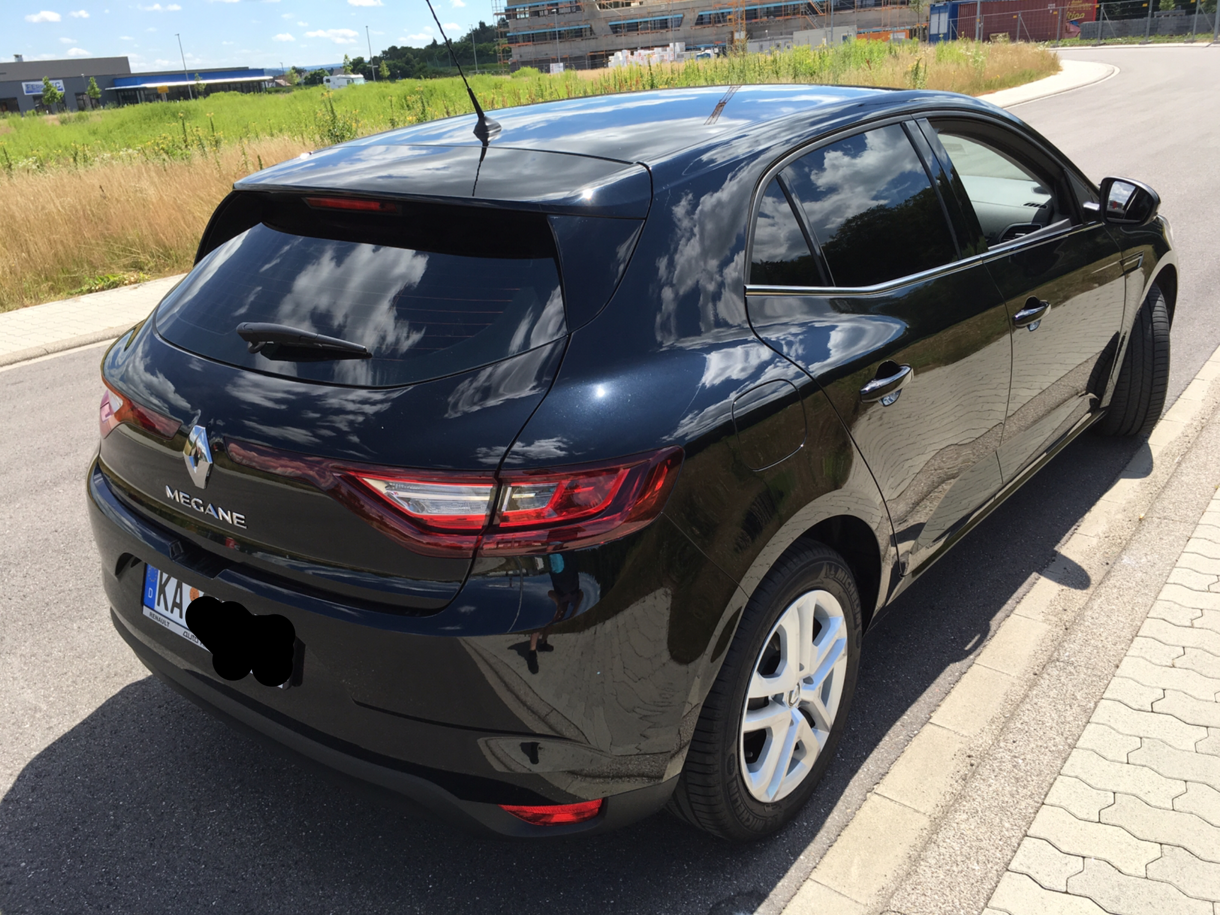 Am Samstag kam Tönungsfolie rein in meinen Megane 4 Experience.