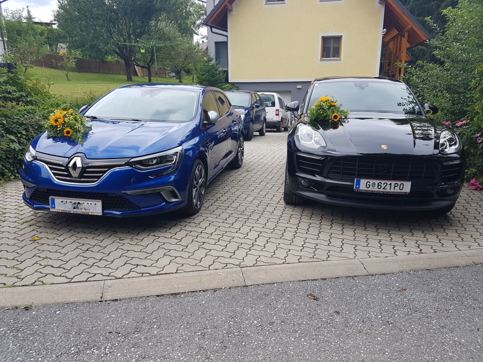 Megane versus Porsche